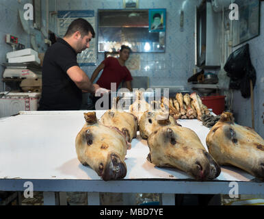 Schafe köpfen für den Verkauf in den Basar von Rasht, Iran Stockfoto