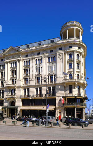 Warszawa, Masowien/Polen - 2018/04/07: Historisches Viertel der Warschauer Altstadt - Bristol Hotel Gebäude in der Krakowskie Przedmiescie Straße Stockfoto