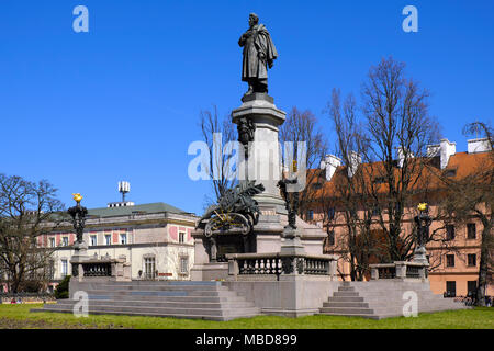 Warszawa, Masowien/Polen - 2018/04/07: Historisches Viertel der Warschauer Altstadt - Witer und Dichter Adam Mickiewicz Denkmal an Krakowskie Przedmiescie Straße Stockfoto