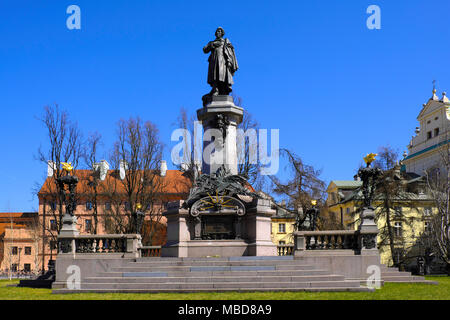 Warszawa, Masowien/Polen - 2018/04/07: Historisches Viertel der Warschauer Altstadt - Witer und Dichter Adam Mickiewicz Denkmal an Krakowskie Przedmiescie Straße Stockfoto