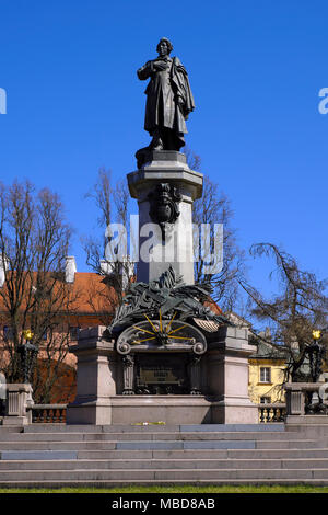 Warszawa, Masowien/Polen - 2018/04/07: Historisches Viertel der Warschauer Altstadt - Witer und Dichter Adam Mickiewicz Denkmal an Krakowskie Przedmiescie Straße Stockfoto