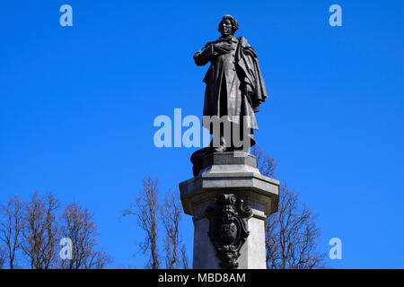 Warszawa, Masowien/Polen - 2018/04/07: Historisches Viertel der Warschauer Altstadt - Witer und Dichter Adam Mickiewicz Denkmal an Krakowskie Przedmiescie Straße Stockfoto