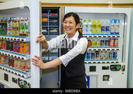 Tokio Japan, Ikebukuro, Toyoko Inn Ikebukuro Kita guchi No. 2, Kanji, Japanisch Englisch, Zeichen, Symbole, Hotel, Wiedereinlachen alkoholfreier Getränke-Automaten Stockfoto