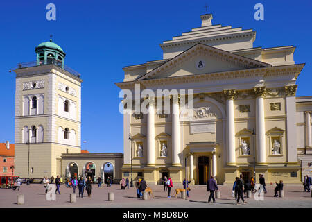 Warszawa, Masowien/Polen - 2018/04/07: Historisches Viertel der Warschauer Altstadt - St. Anna Kirche in der Krakowskie Przedmiescie Straße Stockfoto