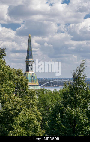 Turm der Kathedrale von St. Martin in Bratislava. Stockfoto