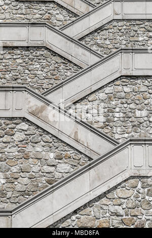 Form der Treppe, die zu der Burg Bratislava Stockfoto