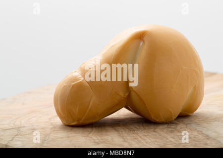 Italienische Scamorza affumicata, geräucherter Käse. Stockfoto