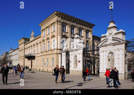 Warszawa, Masowien/Polen - 2018/04/07: Universität Warschau Main Campus - die historische Main Gate in der Krakowskie Przedmiescie Straße in der Altstadt historische q Stockfoto