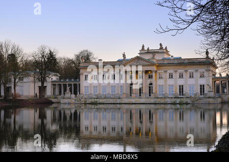 Warszawa, Masowien/Polen - 2018/04/07: Royal Lazienki Park - Bäder Palast, auch genannt der Palast auf dem Wasser und der Palast auf der Insel Stockfoto