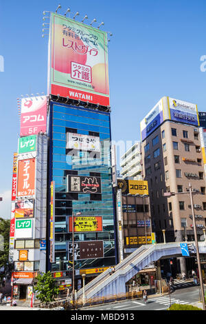 Tokyo Japan,Ueno,Fußgängerüberweg,Kanji,Japanese English,Zeichen,Symbole,Reklametafeln,Werbung,Werbung,Werbung,Werbung,Werbung,Schilder,Gebäude,Stadt en Stockfoto