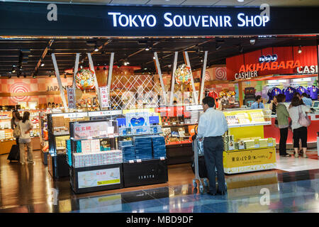 Tokio Japan, Haneda Airport, Kanji, Zeichen, Symbole, Japanisch Englisch, Shopping Shopper Shopper Shop Shops Markt Märkte Markt Kauf Verkauf, RE Stockfoto