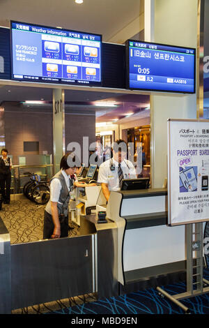 Tokio Japan, Flughafen Haneda, Kanji, Zeichen, Symbole, Japanese English, Gate, Boarding Agents, Asian Oriental, Frau weibliche Frauen Erwachsene Erwachsene, Mann Männer Männer, Stockfoto