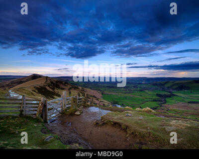 Frühling Abend Sonnenuntergang auf Mam Tor an das legendäre Tor in der Nähe der Eisenzeit fort mit Blick von oben in Hope Valley und Castleton Stockfoto