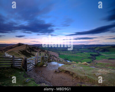 Frühling Abend Sonnenuntergang auf Mam Tor an das legendäre Tor in der Nähe der Eisenzeit fort mit Blick von oben in Hope Valley und Castleton Stockfoto