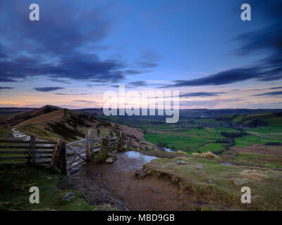 Frühling Abend Sonnenuntergang auf Mam Tor an das legendäre Tor in der Nähe der Eisenzeit fort mit Blick von oben in Hope Valley und Castleton Stockfoto