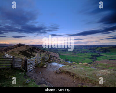 Frühling Abend Sonnenuntergang auf Mam Tor an das legendäre Tor in der Nähe der Eisenzeit fort mit Blick von oben in Hope Valley und Castleton Stockfoto