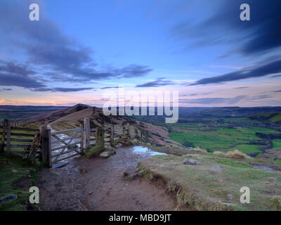 Frühling Abend Sonnenuntergang auf Mam Tor an das legendäre Tor in der Nähe der Eisenzeit fort mit Blick von oben in Hope Valley und Castleton Stockfoto