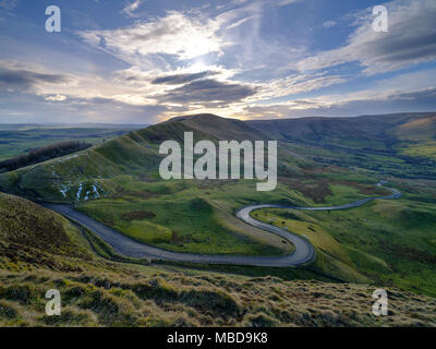 Frühling Abend Sonnenuntergang auf Mam Tor in Richtung Rushup Edge und Kinder Scout mit der gewundenen Straße zwischen Edale und Winnats Pass Stockfoto