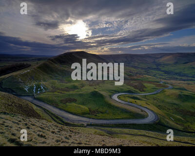 Frühling Abend Sonnenuntergang auf Mam Tor in Richtung Rushup Edge und Kinder Scout mit der gewundenen Straße zwischen Edale und Winnats Pass Stockfoto