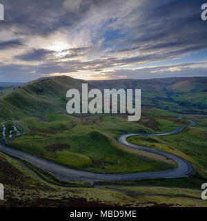 Frühling Abend Sonnenuntergang auf Mam Tor in Richtung Rushup Edge und Kinder Scout mit der gewundenen Straße zwischen Edale und Winnats Pass Stockfoto