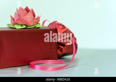 Valentinstag. Red Box mit einem Bogen und Bänder. Herzen, Blumen und Geschenke. Stockfoto