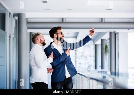 Junge Kollegen unter Selfie am Arbeitsplatz Stockfoto