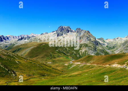 Landschaft zwischen den Bergen Pässe Col de la Croix de Fer, Col du Glandon, Französische Alpen (Savoyen) Stockfoto