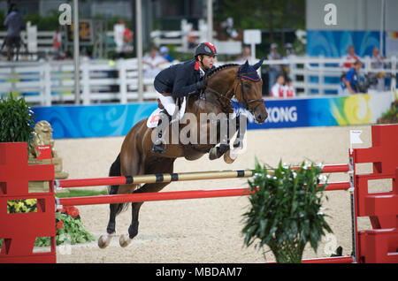 Olympische Spiele 2008, Hong Kong (Peking Spiele) August 2008, Kenneth Cheng (HKG) Reiten, Springreiten erste Qualifikationsrunde Stockfoto