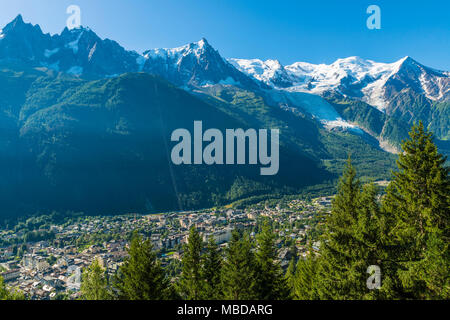 Chamonix-Mont-Blanc (Hochsavoyen, Französische Alpen, Frankreich): Das Tal von Chamonix mit den schneebedeckten Bergen des Mont Blanc Massivs und die Bo Stockfoto