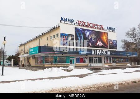 Jewpatoria, Krim, Russland - 28. Februar 2018: Die raketa Kino am Theaterplatz in Jewpatoria im Winter, Krim Stockfoto