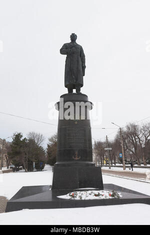 Jewpatoria, Krim, Russland - 28. Februar 2018: Denkmal für die Helden der Sowjetunion, Generalmajor der Luftfahrt Tokarev Nikolai Alexandrowitsch in Th Stockfoto