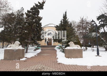 Jewpatoria, Krim, Russland - 28. Februar 2018: Skulpturen von Löwen am Eingang des Puschkin Bibliothek im Ferienort Jewpatoria, Krim Stockfoto