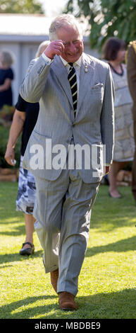 Der Prinz von Wales der Prinz von Wales pflanzen einen Baum nach der Teilnahme an einer Rezeption im Government House in Darwin, Australien am letzten Tag seiner Reise in das Land. Stockfoto