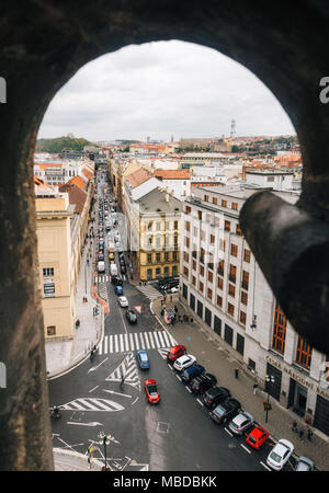 Prag, Tschechische Republik - 10. Oktober 2017: Luftbild der Altstadt in Prag aus der Pulverturm durch das Fenster tagsüber, Tschechische Republik. Stockfoto