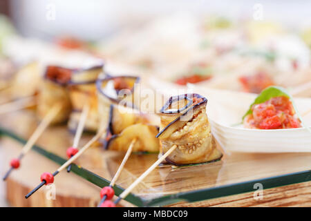 Leckere Brötchen kanapees von Auberginen und Tomaten. Lecker Buffet. Summer Party im Freien. Catering Konzept Stockfoto