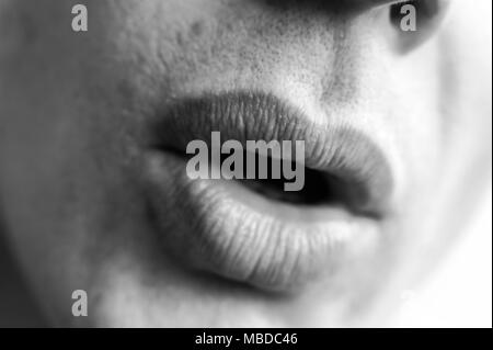Leicht Lippen Nahaufnahme. Der untere Teil des Gesichts des Mannes. Schwarz-weiß Bilder. Stockfoto