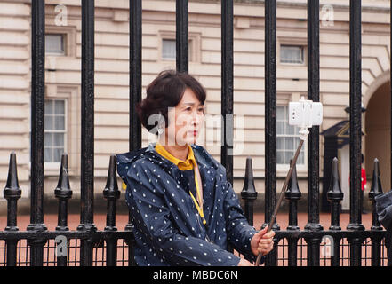 Eine Besucherin nach London eine selfie vor dem Buckingham Palace, London Stockfoto