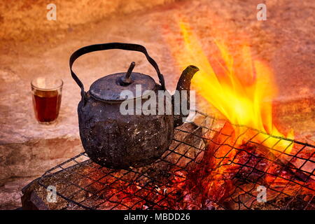 Teekanne auf dem Feuer, Beduinen Tee, Wadi Rum, Jordanien Stockfoto