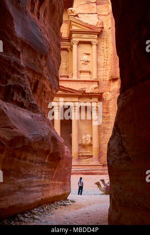 Ein Blick von der Siq Schlucht nach Al Khazneh Treasury Building, Petra, Jordanien Stockfoto