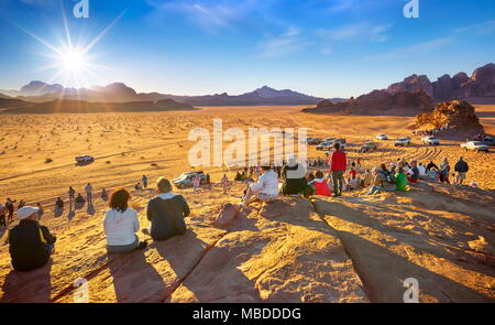 Touristen warten auf den Sonnenuntergang, Wadi Rum Wüste, Jordanien Stockfoto