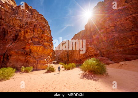Trekking im Wadi Rum Wüste, Jordanien Stockfoto