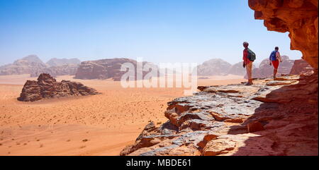 Touristen Trekking im Wadi Rum Wüste, Jordanien Stockfoto