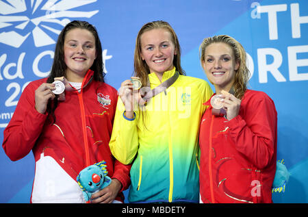 England's Holly Hibbott (links, Silber) und Eleanor Faulkner (rechts, Bronze) feiern mit Gold medallist Australien Ariarne Titmus nach 400 m Freistil der Frauen Endrunde an der Gold Coast Aquatic Center am Tag sechs der 2018 Commonwealth Games in der Gold Coast, Australien. Stockfoto