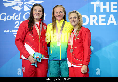 England's Holly Hibbott (links, Silber) und Eleanor Faulkner (rechts, Bronze) feiern mit Gold medallist Australien Ariarne Titmus nach 400 m Freistil der Frauen Endrunde an der Gold Coast Aquatic Center am Tag sechs der 2018 Commonwealth Games in der Gold Coast, Australien. Stockfoto