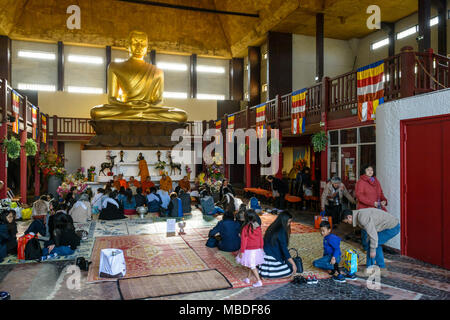 Die Khmer Silvester feiern, Leute aus der südostasiatischen Gemeinschaft nehmen an der Zeremonie und beten Buddha in der großen Pagode von Vincennes. Stockfoto