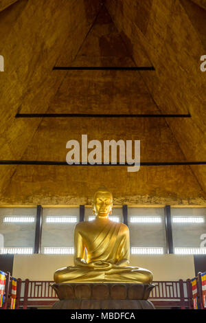 Die 10 Meter hohe goldene Statue von Buddha im Lotussitz, in der großen Pagode von Bois de Vincennes sitzt, ist die höchste in Europa. Stockfoto