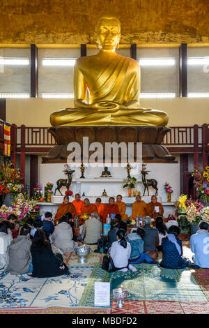Die Khmer Silvester feiern, Leute aus der südostasiatischen Gemeinschaft nehmen an der Zeremonie und beten Buddha in der großen Pagode von Vincennes. Stockfoto