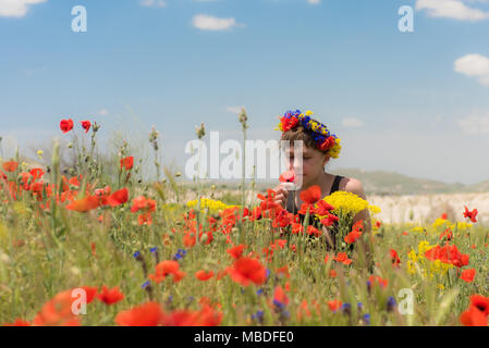 Jugendlich Mädchen im Mohnfeld im Freien Stockfoto