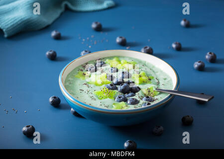 Gesunde spirulina Smoothie Schüssel mit Blaubeere, Kiwi, Sterne, Chia Samen Stockfoto