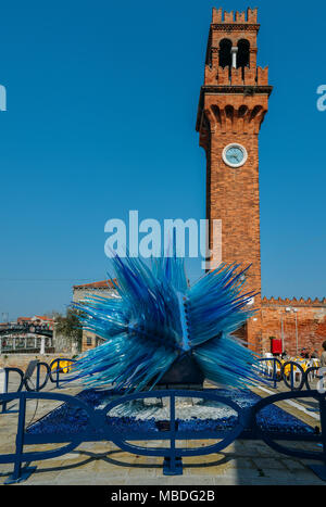 Modernes Glas Kunst Skulptur von Simone Cenedese unter alten Uhrturm in Insel Murano Stockfoto